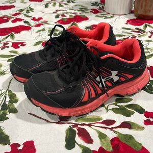 Used under armour shoes. Size 7